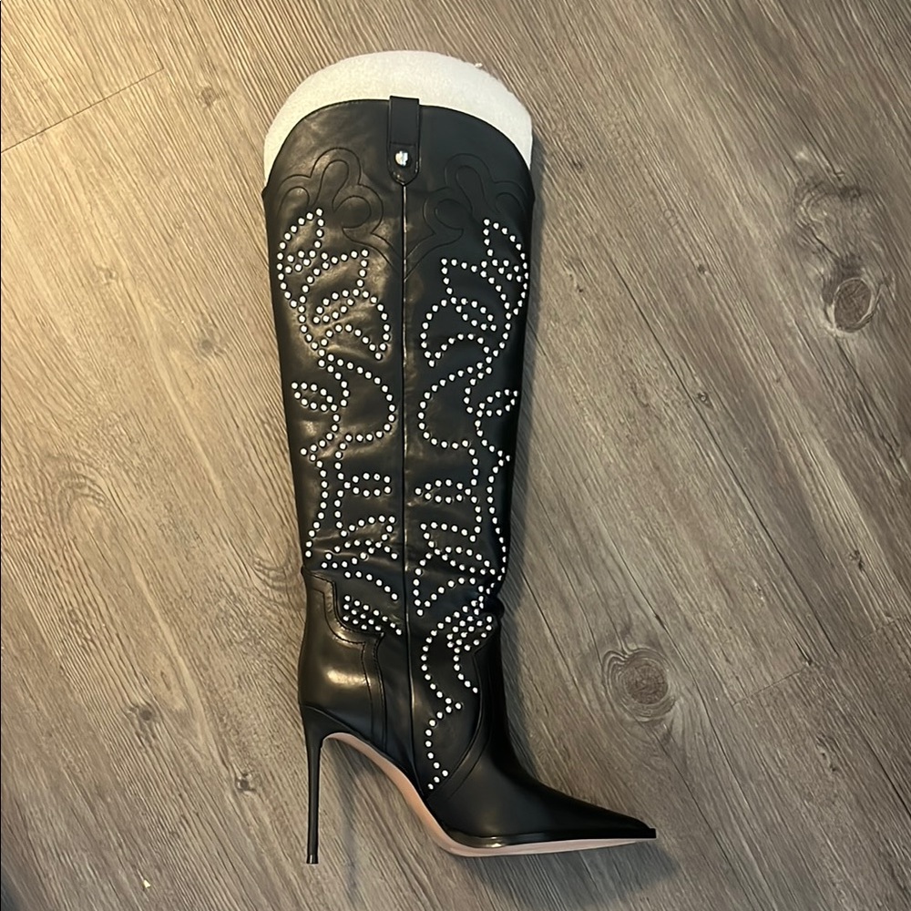 Steve Madden Black Heeled Boots with Intricate Stitching